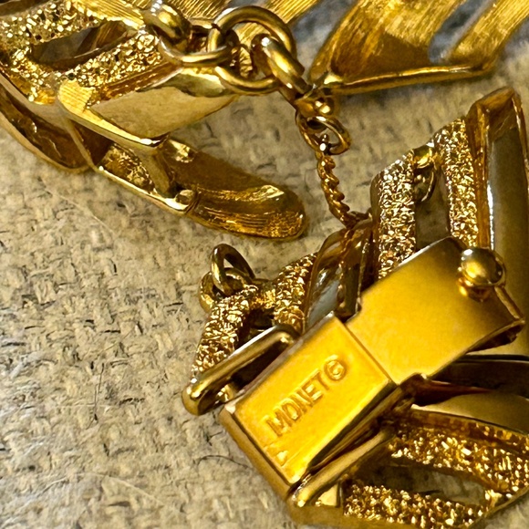 Vintage Monet Gold Tone Chevron Link Bracelet - Picture 6 of 11